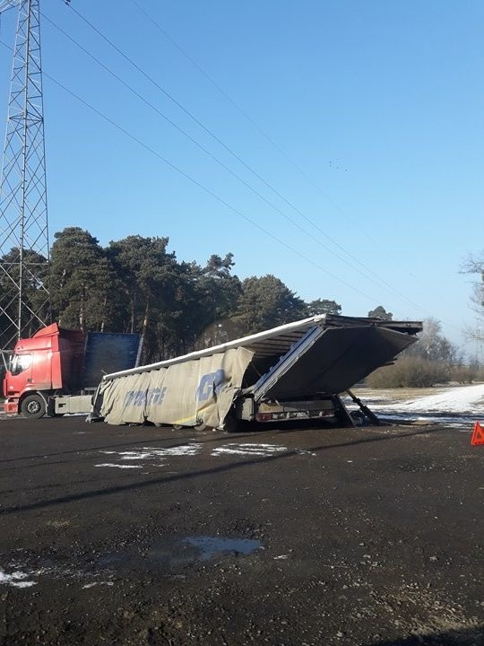 Do niezwykłego wypadku doszło przy ulicy Nakielskiej w Bydgoszczy.Kierowca był przekonany, że wiadukt kolejowy przy ulicy Nakielskiej jest na tyle wysoko, że da radę pod nim przejechać. Jak się okazało, pomylił się i ściął górę naczepy. Próbował się wycofać spod wiaduktu. W końcu mu się to udało i zatrzymał się na pobliskim placu.Został ukarany przez policjantów mandatem karnym.