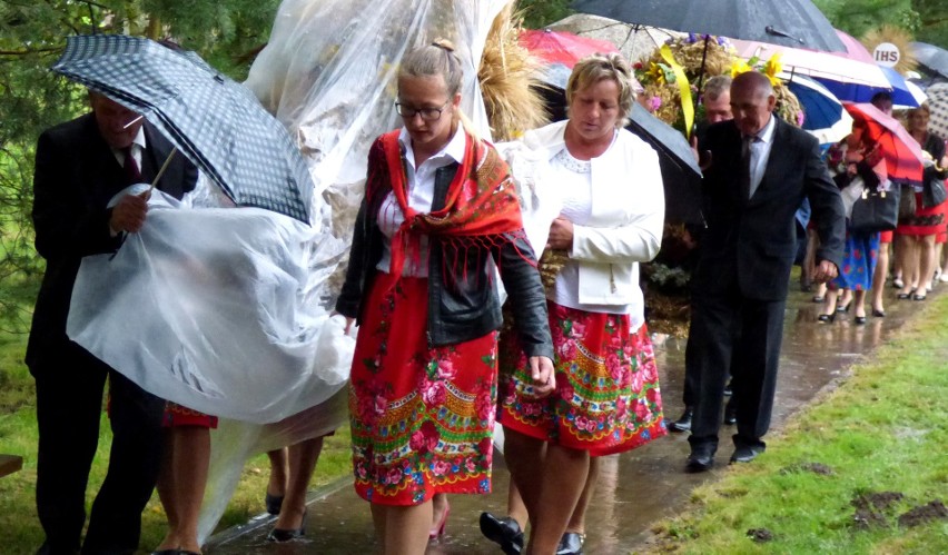 Dożynki pod parasolami - Czarnocin podziękował za plony (WIDEO, zdjęcia)