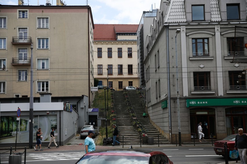 Kraków. Zniszczone schody w Podgórzu miały być czerwone jak cegła. Konserwator chce konsultacji