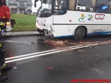 Wypadek w Pisarzowicach. Skoda zderzyła się z autobusem. Kierowca samochodu osobowego trafił do szpitala