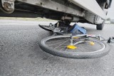 Wypadek na drodze z Prudnika do Jarnołtówka. Kierowca bmw potrącił rowerzystkę i odjechał bez pomocy. Tłumaczy, że miał "mroczki" w oczach