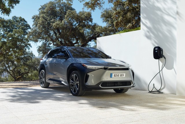 W 2026 roku Toyota wprowadzi na rynek pierwszy samochód elektryczny nowej generacji. Auto otrzyma zupełnie nową baterię, które pozwoli pokonać 1000 km na jednym ładowaniu.
