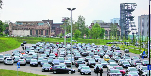 Parking A w Strefie Kultury. Tu za darmo zaparkują tylko VIP-y Europejskiego Kongresu Gospodarczego. Inni muszą zapłacić 25 zł. Wczoraj przed południem i tak był już pełen