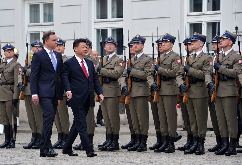 Prezydent Chin Xi Jinping w Warszawie. Witały go protesty, dziś spotkania z Dudą i Szydło [VIDEO]