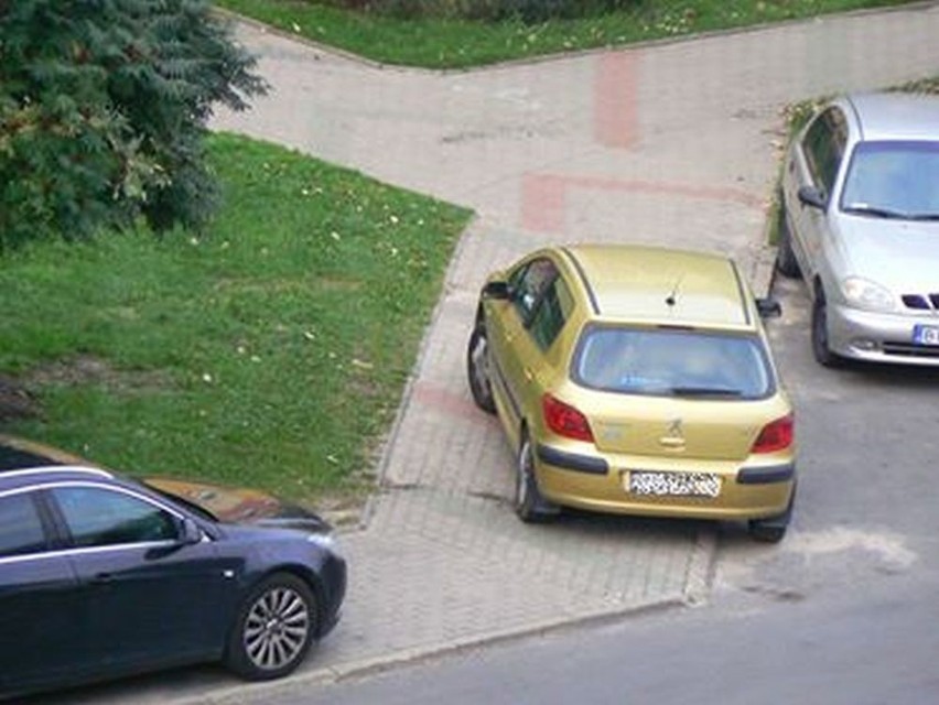 Kierowcy parkujący w pobliżu bloku przy ul. Storczykowej 20...