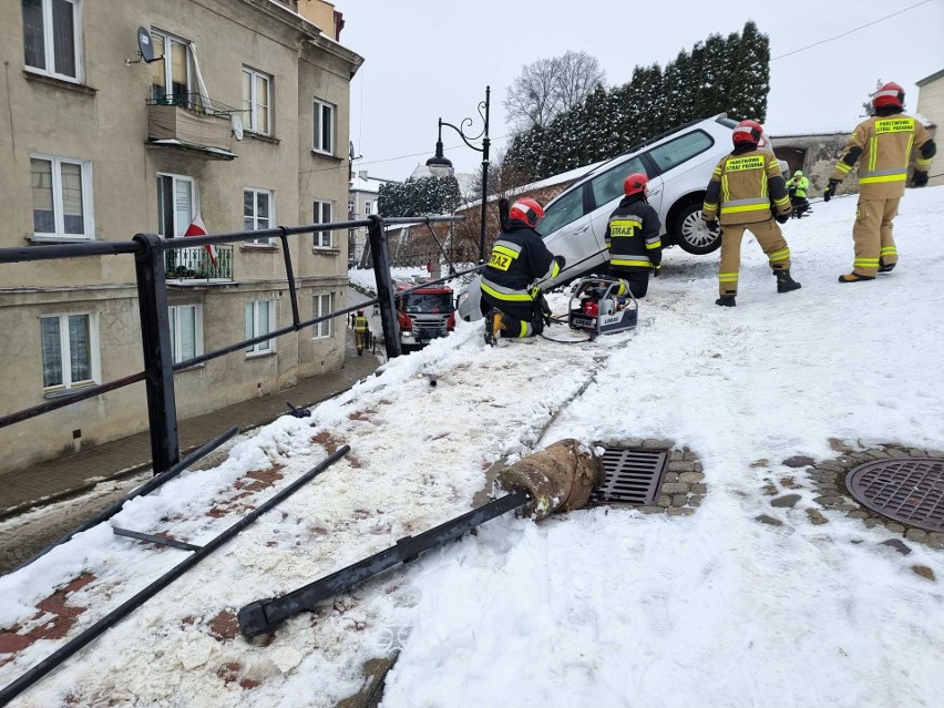 Niecodzienny wypadek w Przemyślu. Volkswagen passat zawisł na skarpie. Jedna osoba została ranna [ZDJĘCIA, WIDEO]