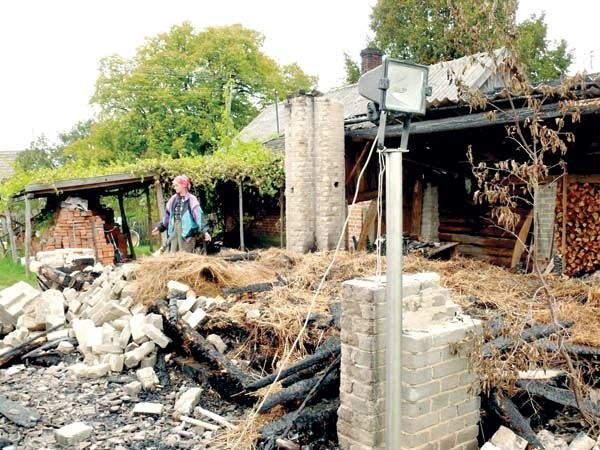 Spalona stodoła przy domu, gdzie mieszka Dorota Giec.