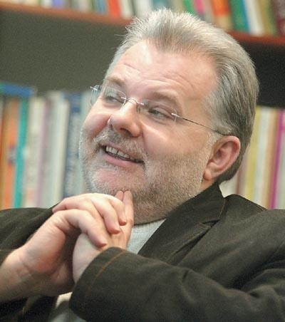 Zbigniew Izdebski. Ma 51 lat, jest pedagogiem i seksuologiem profesorem uniwersytetów w Warszawie i Zielonej Górze. Zaliczany jest do międzynarodowych autorytetów w zakresie pedagogiki seksualnej.