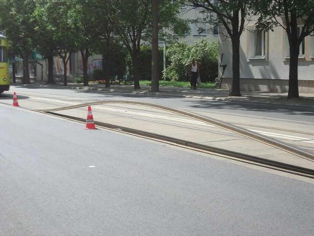 Szyna wybrzuszyła się i uniosła ponad jezdnię. Dziś tramwaje jeździły tędy normalnie.