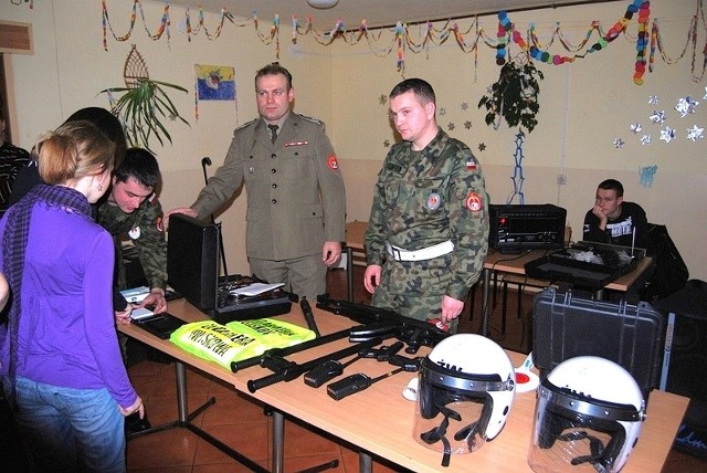 W trakcie zabawy andrzejkowej wychowankowie Domu Dziecka w Skopaniu spotkali się z żołnierzami Żandarmerii Wojskowej z Nowej Dęby.