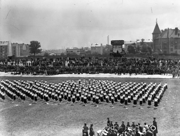 Maj 1934 r.,  Święto sportowe na stadionie Cracovii. Kobiety...