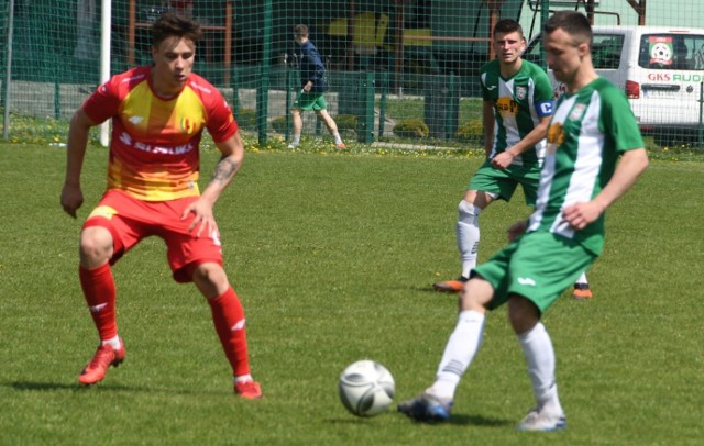 W meczu świętokrzyskiej piłkarskiej Hummel 4. ligi GKS Rudki przegrał z rezerwami Korony Kielce 0:1. Gola zdobył Michał Smolarczyk w 20 minucie. Zobaczcie zdjęcia z meczu.GDZIE SĄ CHŁOPCY Z TAMTYCH LAT, CZYLI CO DZIŚ ROBIĄ BYŁE GWIAZDY VIVE KIELCE [ZDJĘCIA] [B]POLECAMY RÓWNIEŻ:[/B][tabela][tr][td sz=300]IGOR KARACIĆ SIĘ ZARĘCZYŁ. ZOBACZ JEGO PIĘKNĄ WYBRANKĘ[/td][td sz=300]PIĘKNOŚĆ Z UKRAINY. ZOBACZ PARTNERKĘ ARTIOMA KARALIOKA[/td][/tr][td]BYŁY ZAWODNIK VIVE KIELCE JEST CZOŁOWYM POKERZYSTĄ ŚWIATA. WYGRYWA MILIONY DOLARÓW