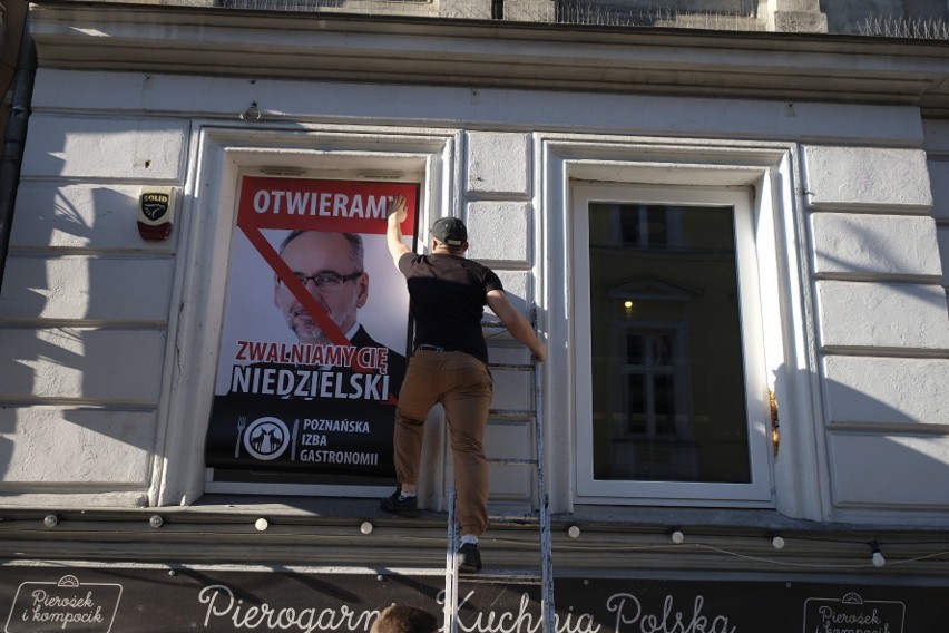 W Poznaniu wbrew rządowym obostrzeniom otworzyło się już...