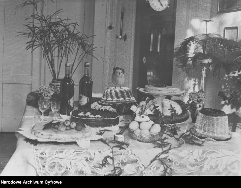 Pisanki, baranki, ciasta i nie tylko! Zobacz archiwalne zdjęcia wielkanocnych stołów