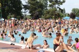 Tłumy na Bugli w Katowicach ZDJĘCIA Upalna niedziela na kąpielisku przy Żeliwnej. Odpoczywają całe rodziny. Uff, jak gorąco!