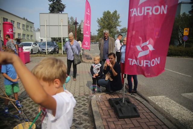 Grupa Tauron dzieli się dobrą energią z mieszkańcami Jaworzna oraz wszystkim, którzy odwiedzą jaworznicki rynek i jego okolice.  Zaskakującą metamorfozę przeżyje Park Zielona, gdzie po zmroku wokół parkowych drzew ożywionych kolorami, pojawią się intrygujące surrealistyczne świetlne rzeźby.