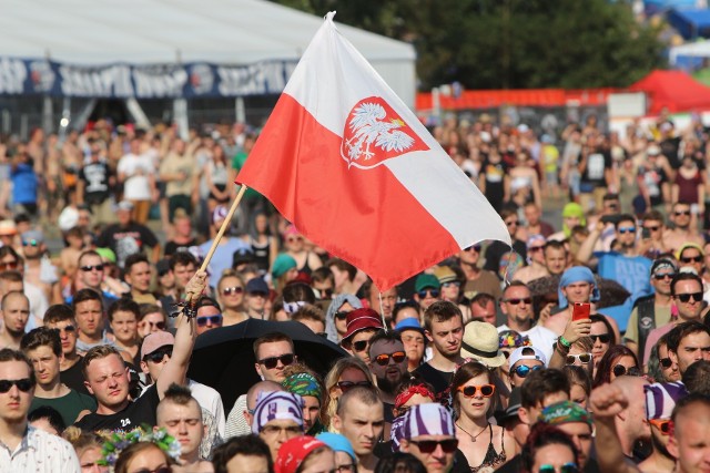 Co roku był to jeden z najbardziej podniosłych momentów Przystanków Woodstock, a później Pol'and'Rock Festiwalu. 1 sierpnia o godzinie 17.00 całe festiwalowe pole na kilka chwil zamierało. Uczestnicy festiwalu śpiewali polski hymn. W ten sposób oddawano hołd powstańcom warszawskim. Tysiące ludzi stojących na baczność przed woodstockową sceną, dźwięk syreny w głośnikach, wszystkie służby zgromadzone w jednym miejscu - tak co roku wyglądała Godzina W na Pol'and'Rock Festiwalu. Był to jeden z najbardziej podniosłych i poważnych momentów organizowanej w Kostrzynie nad Odrą imprezy. Punktualnie o 17.00 rozbrzmiewała syrena, a po niej hymn Polski. Do woodstockowiczów zwracał się też Jurek Owsiak. Co roku apelował, aby doceniać wolność, za którą walczyły pokolenia młodych Polaków. W 2020 r. z powodu epidemii koronawirusa Pol'and'Rock Festiwal odbędzie się w internecie. Można mieć jednak pewność, że również podczas Najpiękniejszej Domówki świata Jurek Owsiak zadba o to, aby oddać hołd uczestnikom i ofiarom Powstania Warszawskiego. Polecamy wideo: Godzina W na Przystanku Woodstock 2017