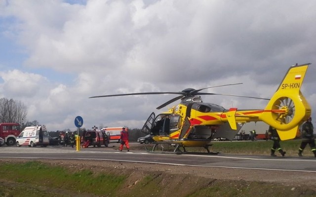 Obaj kierowcy z ciężkimi obrażeniami ciała zostali przetransportowani śmigłowcem do szpitala w Białymstoku. Szczegółowe okoliczności i przyczyny tego tragicznego zdarzenia ustalają funkcjonariusze z Komendy Powiatowej Policji w Sokółce.