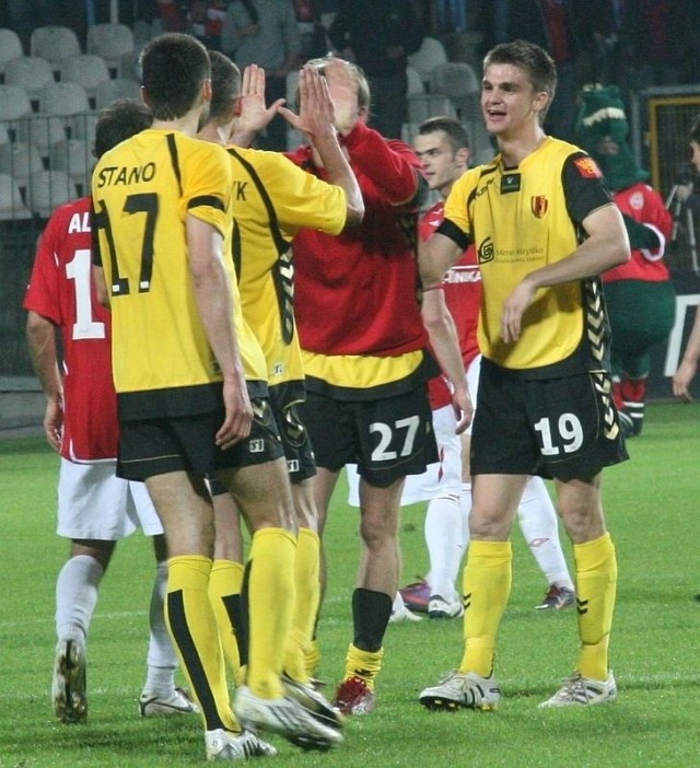 Michał Zieliński (z prawej)  otrzymał żółtą kartkę w meczu z Wisłą, ale została anulowana.
