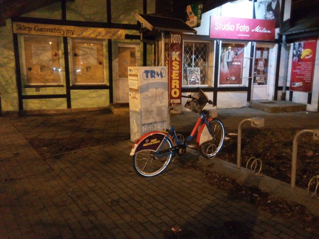 Uszkodzony rower miejski na rogu ulic Grudziądzkiej i Bażyńskich