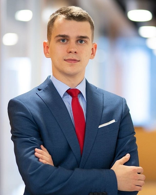 Mecenas Adam Ziębicki z kancelarii Chałas i Wspólnicy.