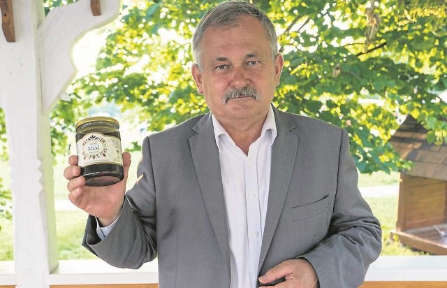 Janusz Kasztelewicz, pszczelarz, od 43 lat właściciel „Sądeckiego Bartnika” i już po raz 25. gospodarz „Biesiady u Bartnika”, dorocznego święta producentów i miłośników miodu, prezentuje słoik pszczelego  spadziowego przysmaku