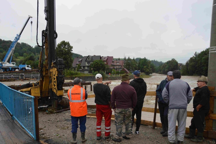 Podhale. Most w Białym Dunajcu ocalał. Policja wpuściła tam auta [ZDJĘCIA]