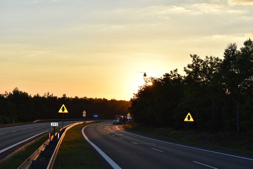 Poważny wypadek na DK 94 w Bolesławiu. Samochód osobowy wjechał w autobus miejski. Wezwano śmigłowiec LPR