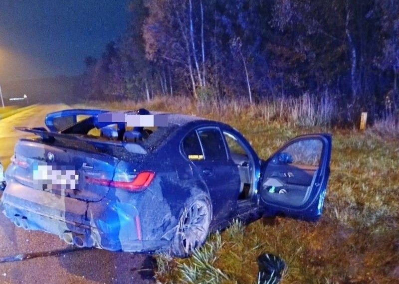 Nocą w Dąbrowie BMW uderzyło w przystanek i wpadło do rowu