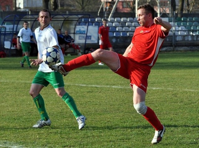Jarosław Wolański po tym strzale zdobył gola na 1-0. Nie powstrzymał go Tomasz Ilmak
