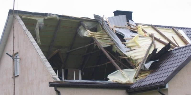 Trąba powietrzna zrywała dachy, powalała ściany.
