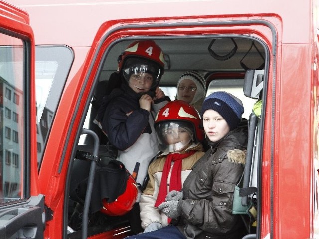 Dzieci oglądały wóz straży pożarnej