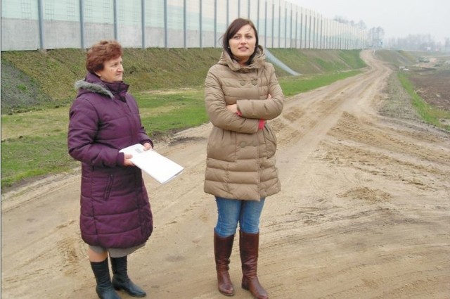 &#8211; Wystarczy trochę deszczu, a cała droga płynie &#8211; pokazuje Halina Murawska (z lewej). &#8211;  Błoto jest takie, że nie da się przejechać. Niszczymy samochody.