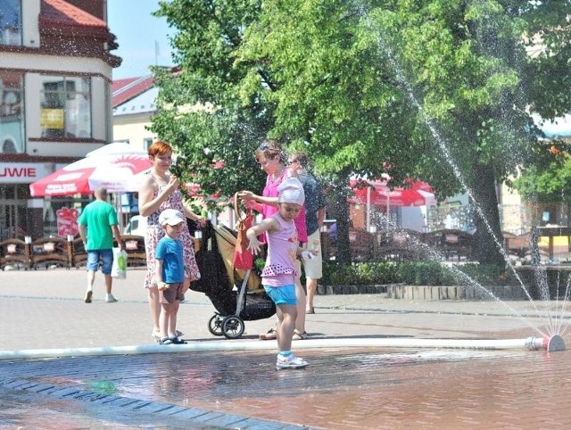 Ochłody przy kurtynie wodnej na Placu Bartosza Głowackiego w Tarnobrzegu szukają zarówno najmłodsi...