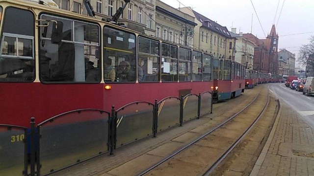 Kilkanaście minut temu doszło do awarii na rondzie Jagiellonów w Bydgoszczy. Jak informuje Zarząd Dróg Miejskich i Komunikacji Publicznej na swojej stronie internetowej powodem awarii jest zanik napięcia.>> Najświeższe informacje z regionu, zdjęcia, wideo tylko na www.pomorska.pl 