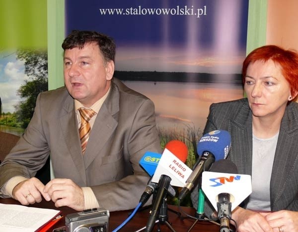 Starosta Wiesław Siembida i Zofia Zielińska-Nędzyńska - dyrektor Powiatowego Urzędu Pracy na wczorajszej konferencji prasowej.