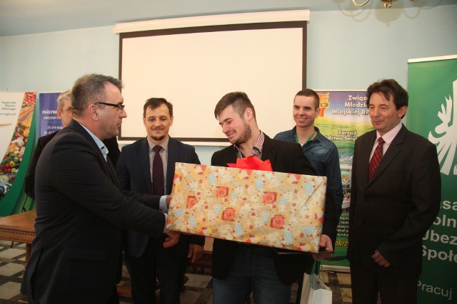Marcin Poziomek odbiera nagrodę za zajęcie pierwszego miejsca od członka zarządu województwa świętokrzyskiego, Piotra  Żołądka. 