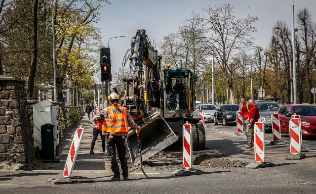 We wtorek 23 kwietnia, o godz. 6 rano rozpoczęły się prace związane z modernizacją Traktu Konnego. Wyłączony z ruchu jest prawy pas Traktu Konnego, na odcinku od ul. Smoluchowskiego do ul. Chodowieckiego.