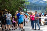 Tatry. Tłok na górskich szlakach. Tłumy w Dolinie Chochołowskiej, Kościeliskiej i nad Morskim Okiem. W sobotę deszczowe chmury nad Podhalem