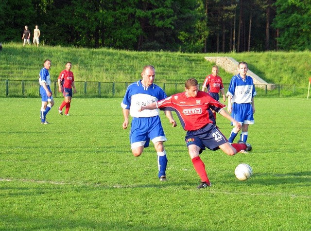 Ireneusz Gortowski (przy piłce) zdobył dla Odry dwie bramki i stoczył wiele boiskowych pojedynków z byłym zawodnikiem opolskiego klubu Marianem Kucharskim (z lewej).