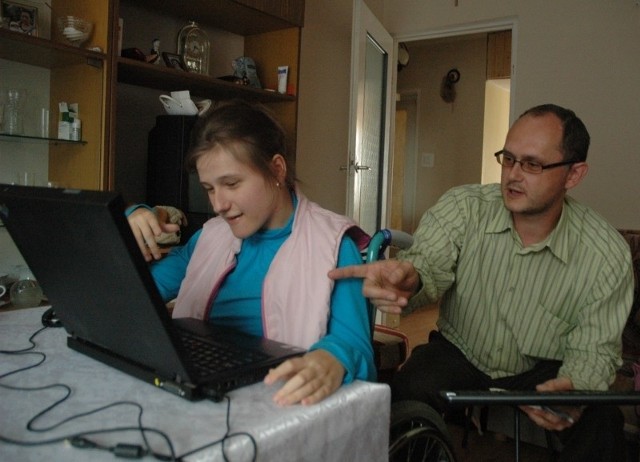 - To bardzo solidny sprzęt komputerowy - mówi Karol Stróżyk z firmy Neapco, która podarowała niepełnosprawnej Agnieszce Wieczorek laptop, niezbędny jej do studiowania przez internet.