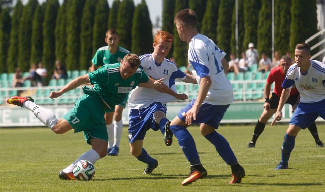 Sokół Sieniawa (biało-niebieskie stroje) pokonał Granicę Stubno