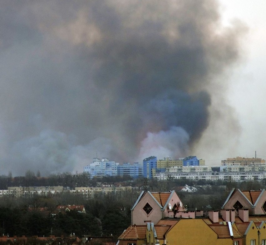 Duży pożar we Wrocławiu. Czarny dym na północy miasta (ZDJĘCIA)