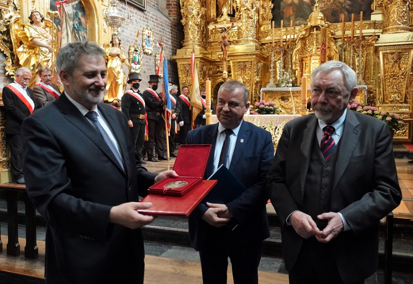 Medal św. Józefa prezentuje Michał Niezabitowski, dyrektor...