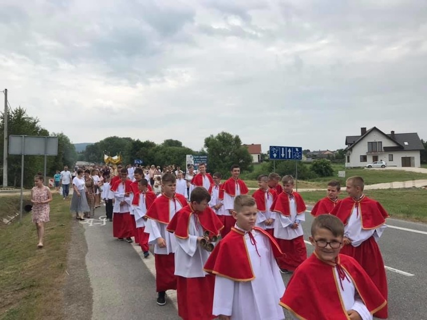 Boże Ciało 2019 w parafii Krajno. Stroje ludowe robiły wrażenie [ZDJĘCIA]