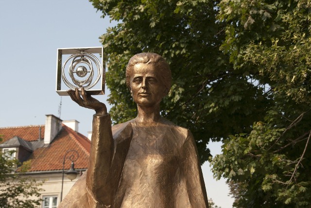 Posąg Marii Skłodowskiej-Curie dłuta Bronisława Krzysztofa stoi u wylotu ulicy Kościelnej nad warszawską Skarpą Wiślaną. Zdjęcie na licencji CC BY 2.0.