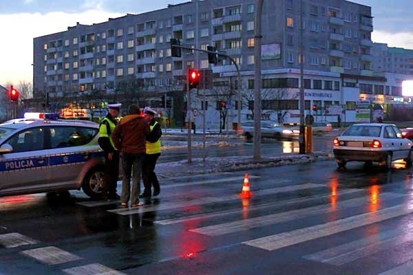 Przejście w centrum Stalowej Woli, gdzie doszło do potrącenia pieszej przez kierującego oplem.