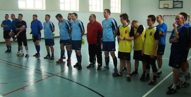 Uczestnicy Halowego Turnieju Piłki Nożnej w Bebelnie.  