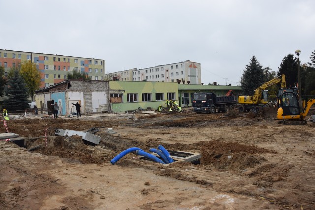 Nowa placówka powstaje w miejscu gdzie mieściła się niegdyś biblioteka. Poprzednie budynki - jak widać na zdjęciu - już wyburzono.