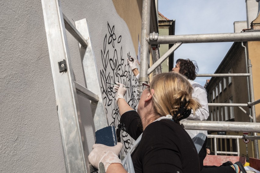 Poznańskie seniorki z wielką energią tworzą mural w centrum...
